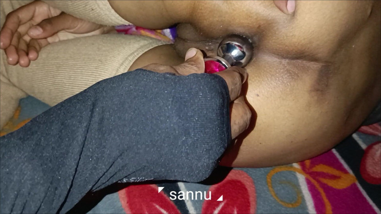 Deshi bhabhi24: Uma garota em configuração de meia na experiência do pênis...