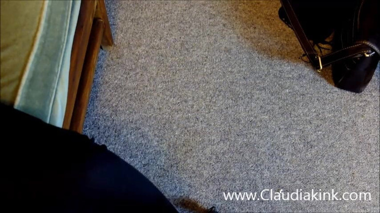 Claudia Kink: La matrigna dominante consegna una sculacciata