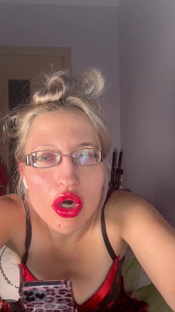 FinDom Goaldigger: Živá kamera se silnou bohyní v tlustých brýlích - sání velkých...