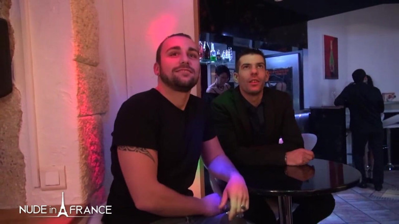 Nude in France: Um cara oferece sua jovem esposa em um clube de...