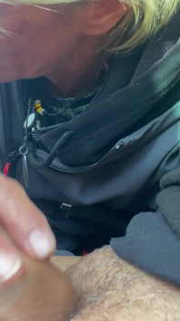 Valsspelen pijpen in de auto - Hoe goed mijn collega pijpt lul