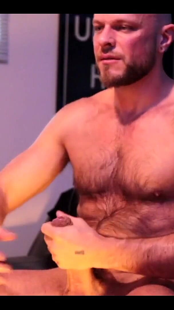 Chatroom Jack-off Time (Wade Wolfgar)