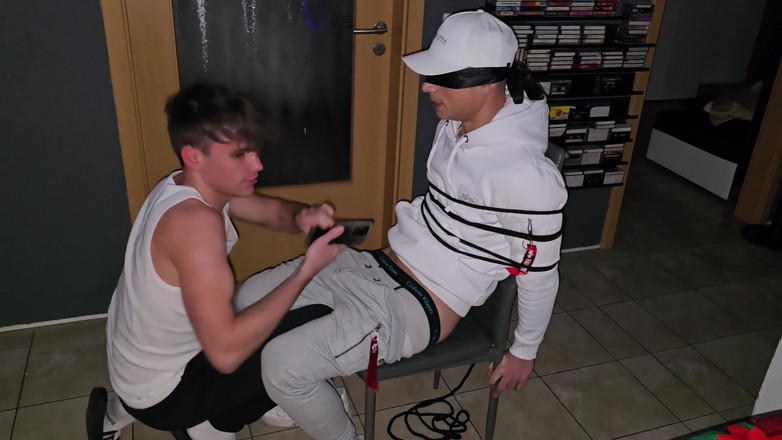 boyzxy212: Gay sepong kontol diikat