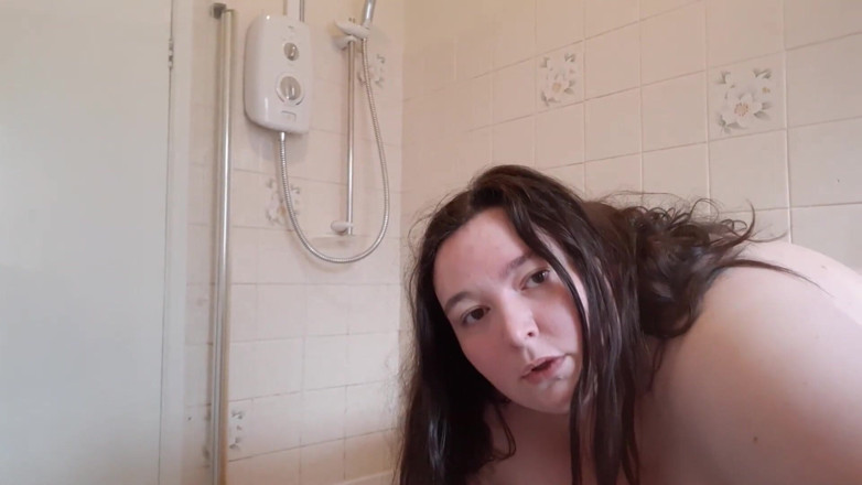 SSBBWLadyBrads: Culona en el baño juega con vientre y en la...