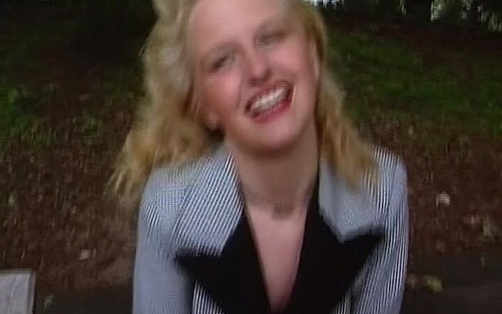 German Amateur Videos: Amatérská holka z Německa si hraje se svou hračkou