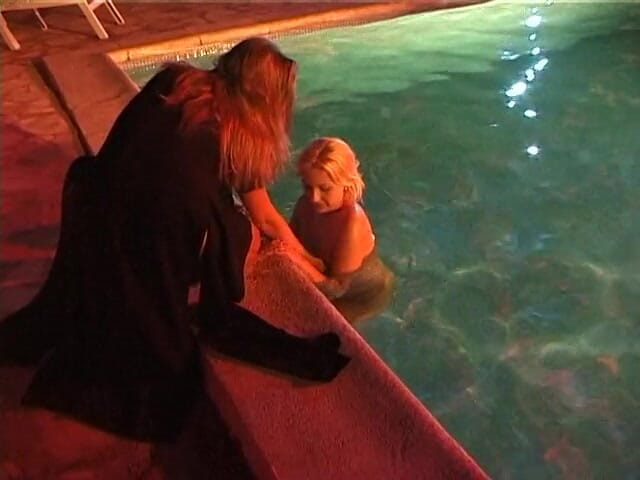 Naughty Girls: Deux nanas lesbiennes sexy nagent ensemble dans la piscine