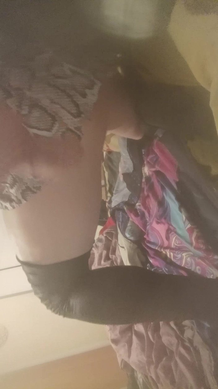 JujuTV: Trans puta escrava tem que fazer ela mesma e oferecer...