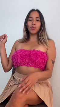 Chica popular te intimida - llamándote nombres delante de todos
