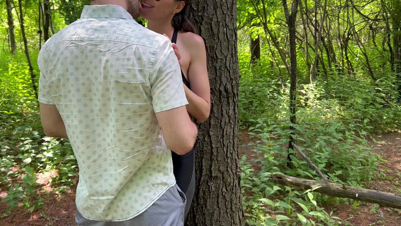 Serenity Cox: Manželka dostane dvojitý creampie ve veřejném lese od dvou mužů...