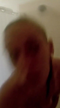 Nicci Taylor se sexy sprchuje