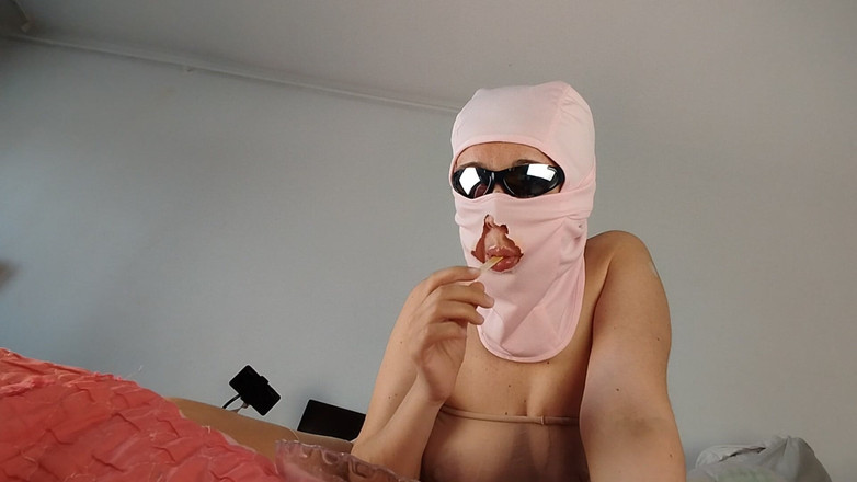 Amateur_MS: Seksi ve yaramaz evli kadın keserek kıyafetlerini deniyor.