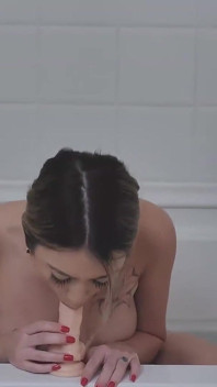 La leggendaria MILF kat Dior: il cazzo del figliastro è la sua delizia mattutina!