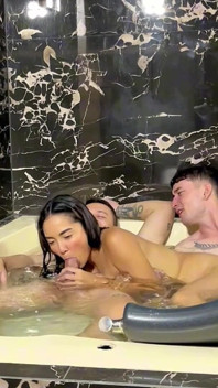 Zwei Schwänze Ficken Mich Im Jacuzzi, Bis Sie Auf Meine Titten Zu Dritt Im Jacuzzi Abspritzen FMM