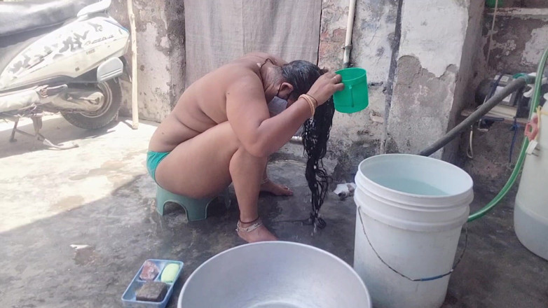 Yourgeeta8899: Indian Bhabhi's Hot Video While Bathing