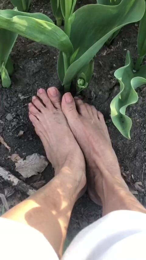 Naelor: Melove avec ses petits pieds dehors dans le jardin