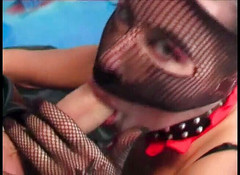 Fetish Desire: 穿着皮靴和渔网面具的恋物癖女孩的屁股性交