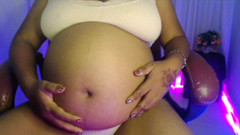 HotGirl21: 穿着胸罩的怀孕女士玩肚子和饮用水。