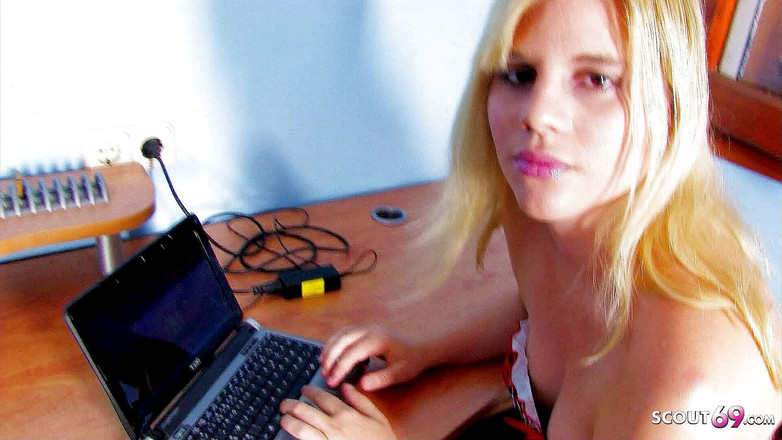 Full porn collection: Lillian si gadis remaja rambut pirang pantatnya dientot sama ayah...