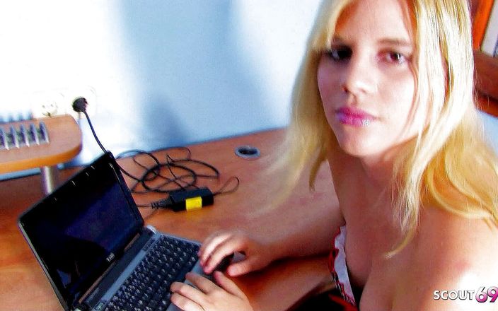 Full porn collection: Юную блондинку Lillian трахнул в задницу отчим, и подруга снимает это на видео