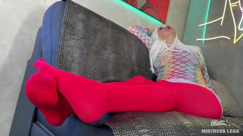 Mistress Legs: Mângâindu-mi degetele de la picioare în colanți roșii și șosete albe murdare