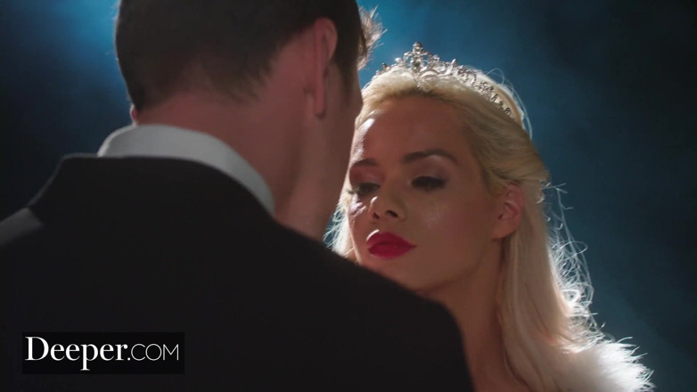 Deeper: गहरी। Elsa Jean उनकी परम फंतासी बन जाती है