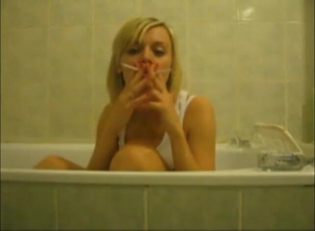 Femdom Austria: Blond suka w wannie pali papierosy