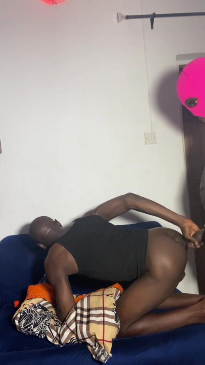 Black shooterr: 義理の兄弟とセックスする