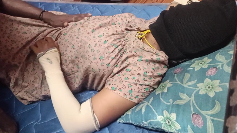 Reshmahotever: 泰米尔女孩用冰淇淋和牛奶喂养热