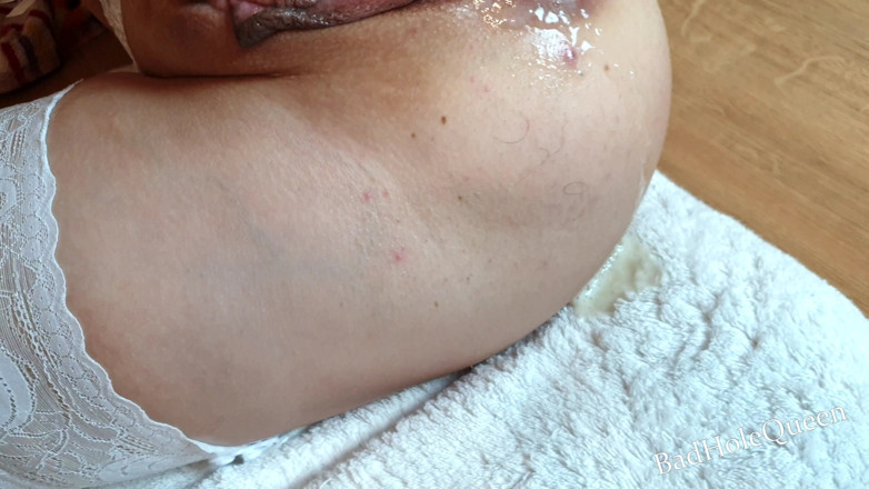 BadAnalQueen: Pantatku selalu siap untuk anal. Stoking putih. Creampie di pantat