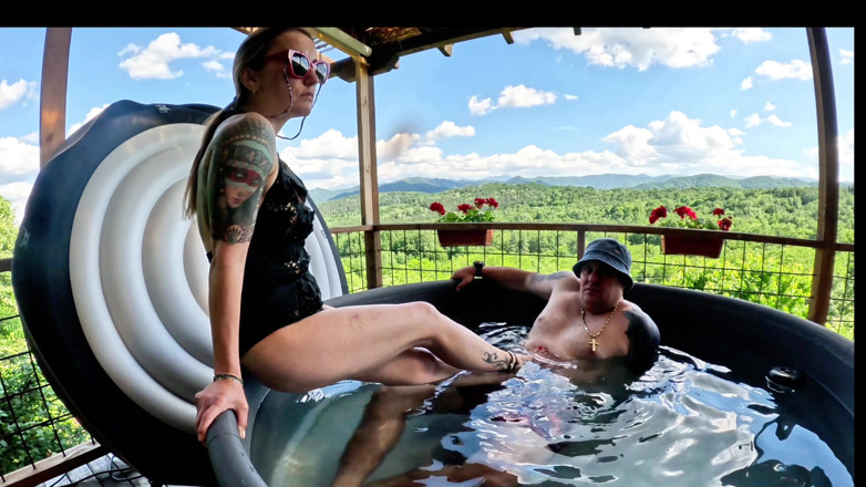Mistressyammyboots: 水边的崇拜：女王放松的时刻