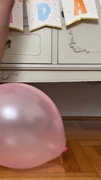 Je fais éclater mes ballons d’anniversaire avec des talons