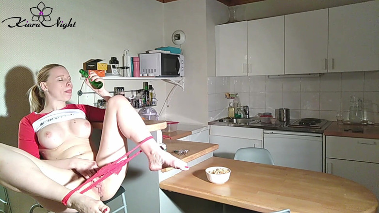 Kiara Night: Hot babe jerk off bottle - intensive orgasm