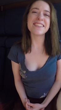 Alice marchesi wird im triebwagen gefickt und bleibt bis zum ende, als er ihr gesicht mit sperma bedeckt