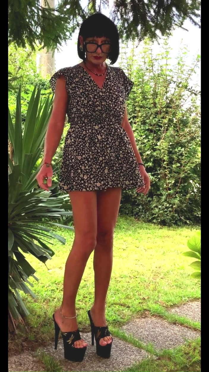 Andreina Naty: Caminhando no jardim de salto alto