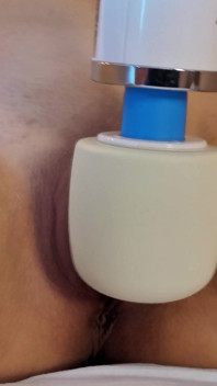Isabela的第一次女同性恋日立体验