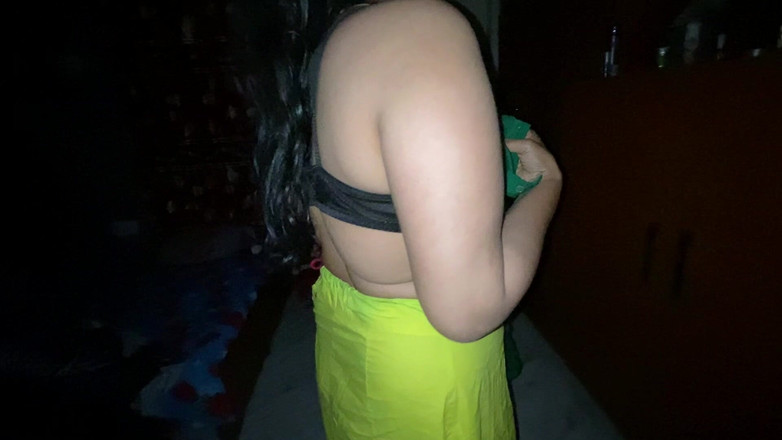 Tasnim Zara: Piękna piękność Desi pochodzi z zewnątrz i zmienia jej Sari.