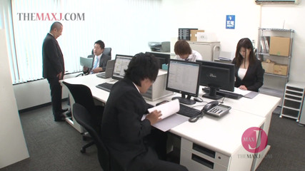 Asian happy ending: Azjatycka żona w biurze lubi być dziką sekretarką za palcowanie rajstop...