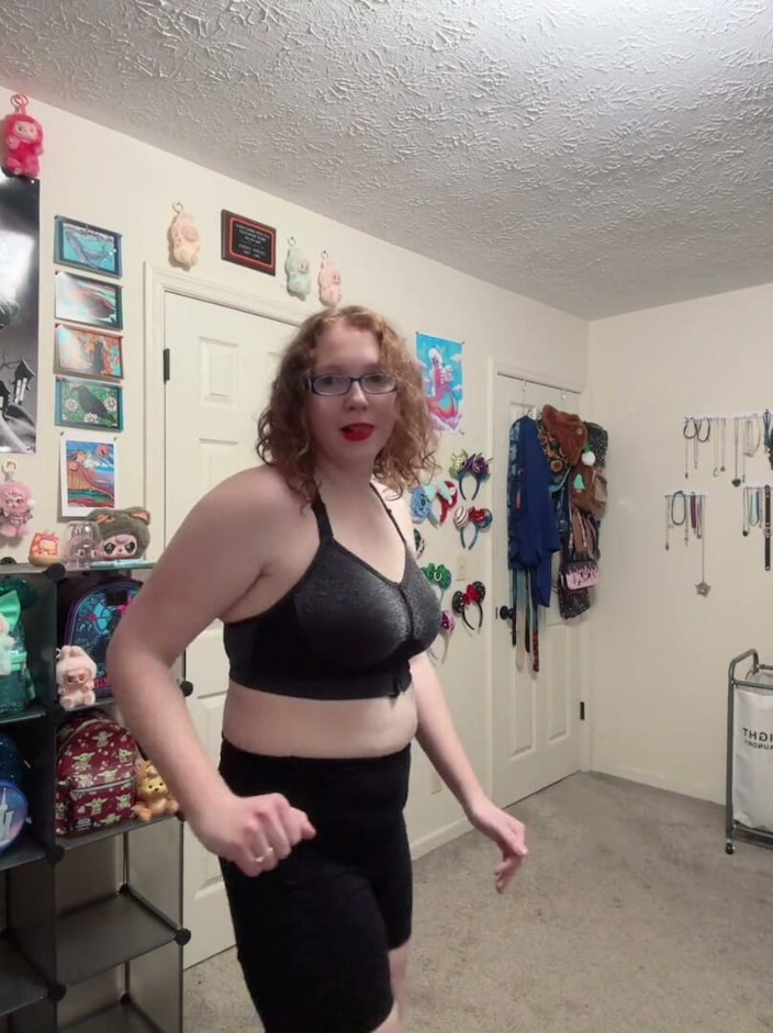 DarlingSweetheart: Zrzavá Kráska Sexy Cvičení Rutina a Striptýz