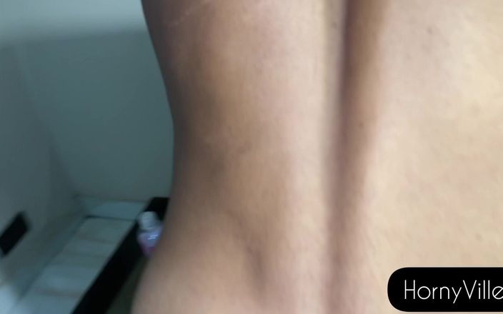HornyVille Gay: Twink göt deliğini domaltarak sikiyor