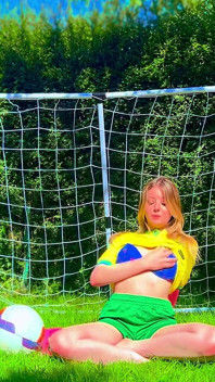 ブラジルのサッカーガールのジャージ、ランジェリーオーガズムへの誘惑