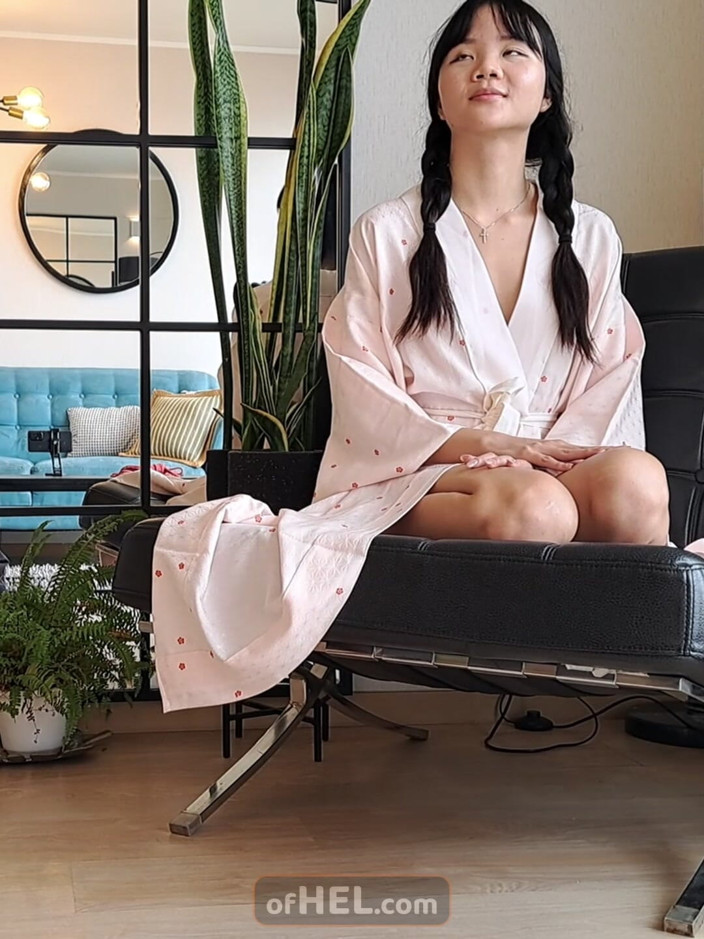 Girls of Hel: Fotografer ngentot sama model mungil asia selama pemotretan