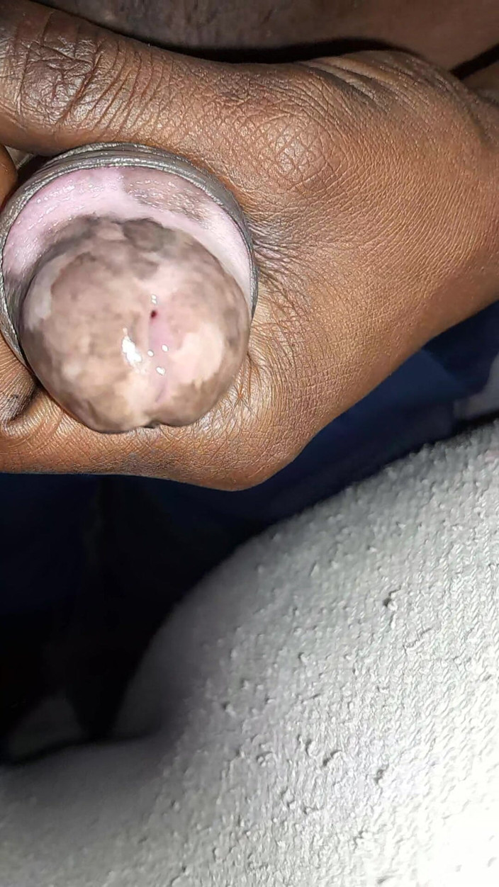 AKG: Un homme desi se masturbe