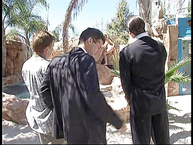 Hot Sex Party: Гламурна блондинка має три члени, щоб задовольнити її