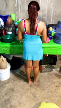 Hotwife lässt ehemann ihre muschi fingern, während sie kocht