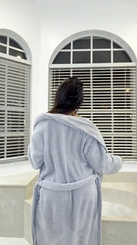 Culo grosso che rimbalza sul dildo e arrapa gioca con la figa nella vasca da bagno
