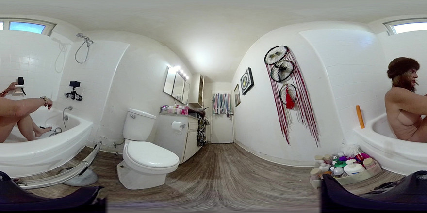 Lizzy Yum: Lizzy Yum vr julio 2025 masturbación dilatada en el baño, paja...