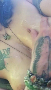 Yağlanmış memeler ormanda büyük pirsingli meme uçları