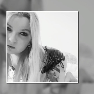 Mille Frost: Videoclip cu fotografiere în latex