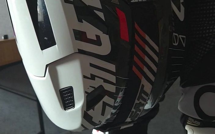 Sneakersmax98: Kremowe ciasto na mojej mxhelmet