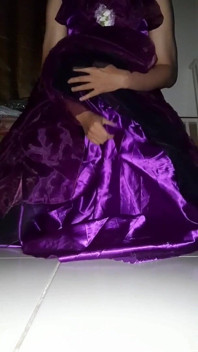 Masturbation de ballgown violet en satin
